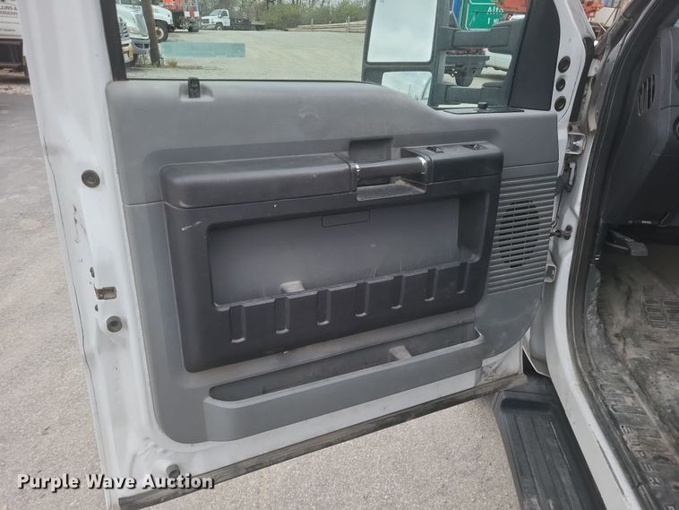 image for item EJ8108 2015 Ford F550 Super Duty XL truck cab and chassis