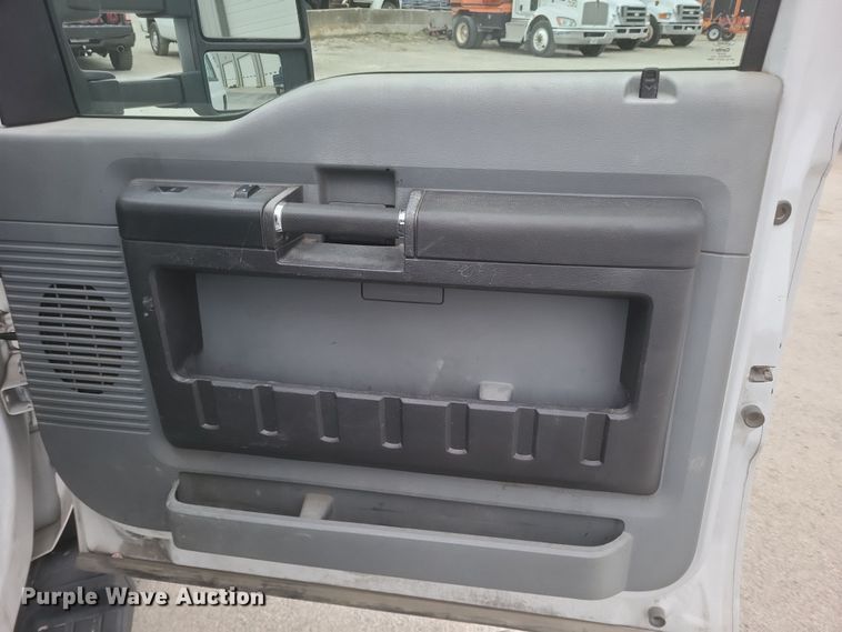 image for item EJ8108 2015 Ford F550 Super Duty XL truck cab and chassis