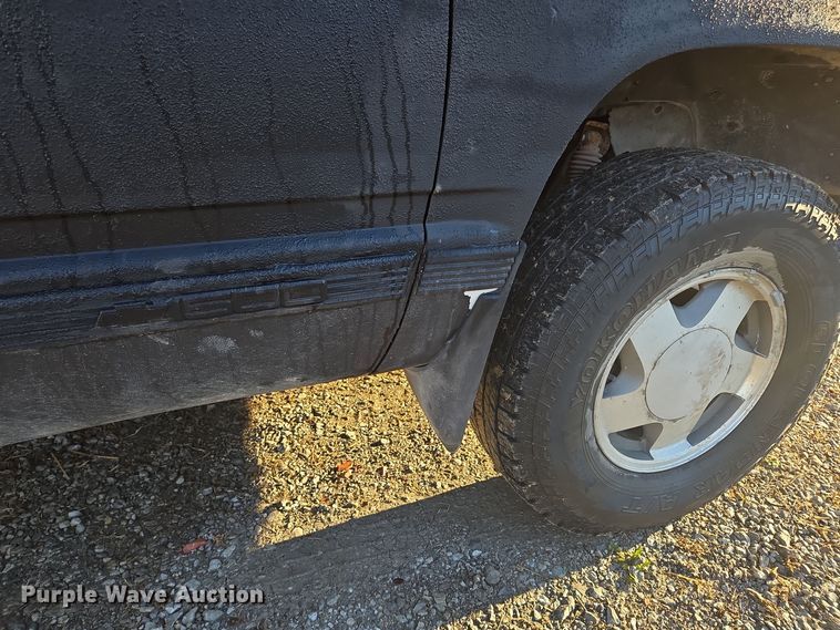 image for item EQ3573 1994 Chevrolet  K1500 pickup truck