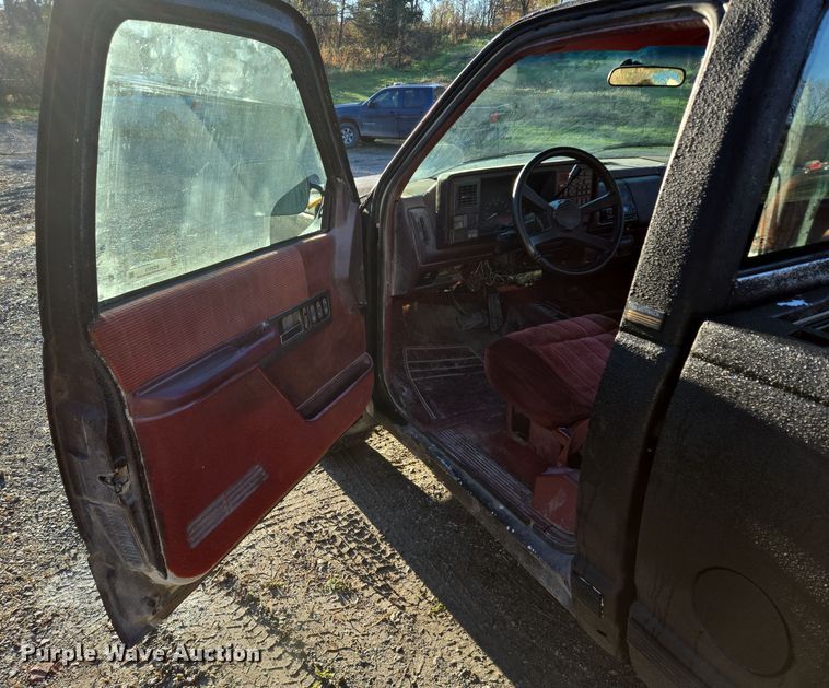 image for item EQ3573 1994 Chevrolet  K1500 pickup truck