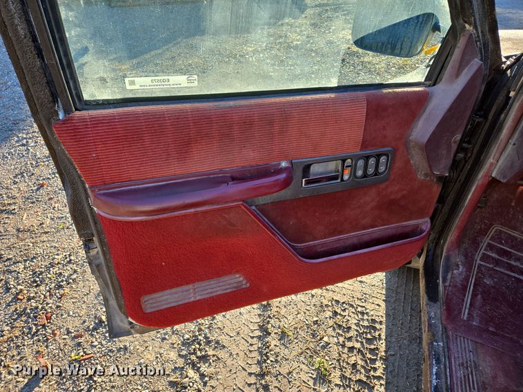 image for item EQ3573 1994 Chevrolet  K1500 pickup truck