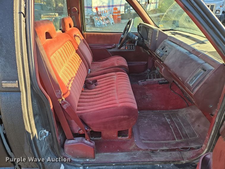 image for item EQ3573 1994 Chevrolet  K1500 pickup truck