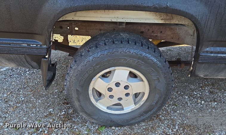 image for item EQ3573 1994 Chevrolet  K1500 pickup truck