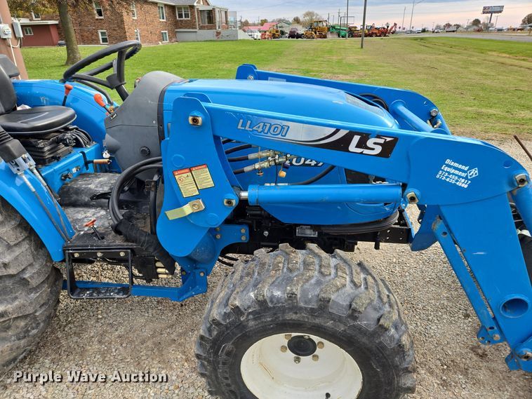 image for item EQ3596 Leading Solution  R4047 MFWD tractor