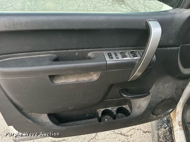 image for item MT9020 2012 Chevrolet Silverado 1500 Crew Cab pickup truck