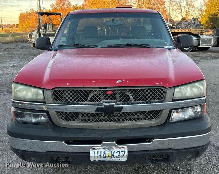 image for item MT9022 2004 Chevrolet Silverado 1500 pickup truck