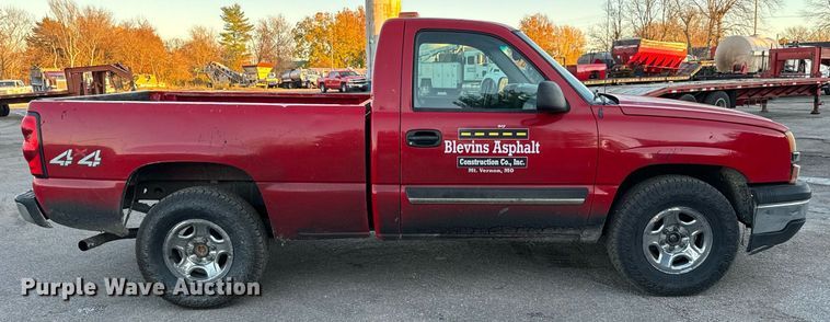 image for item MT9022 2004 Chevrolet Silverado 1500 pickup truck