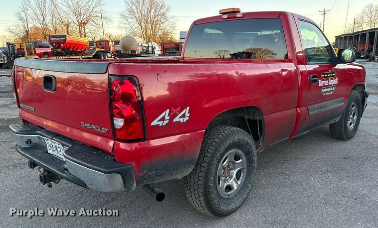 image for item MT9022 2004 Chevrolet Silverado 1500 pickup truck