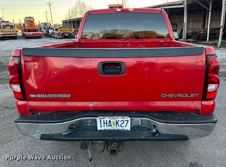 image for item MT9022 2004 Chevrolet Silverado 1500 pickup truck