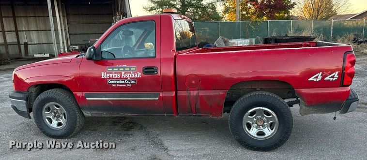 image for item MT9022 2004 Chevrolet Silverado 1500 pickup truck