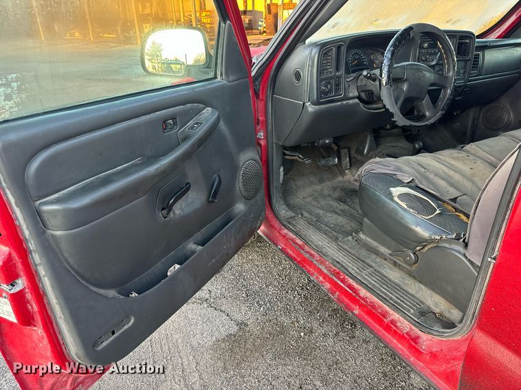 image for item MT9022 2004 Chevrolet Silverado 1500 pickup truck