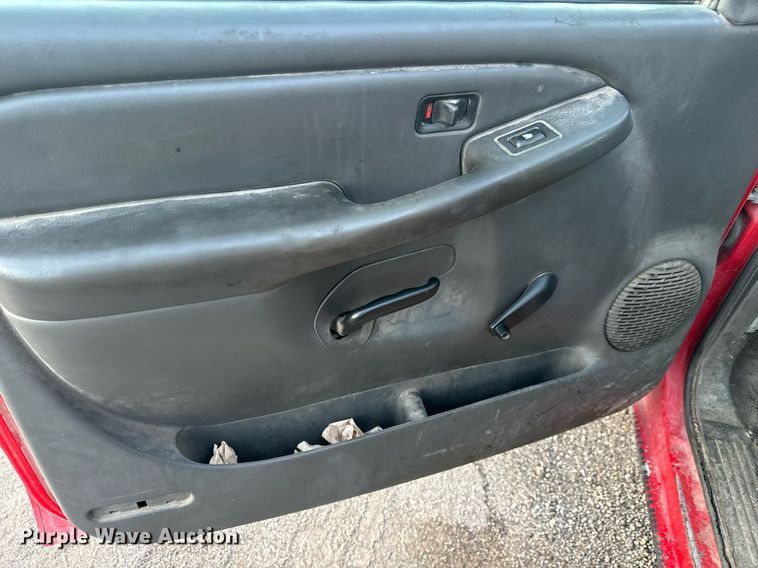 image for item MT9022 2004 Chevrolet Silverado 1500 pickup truck