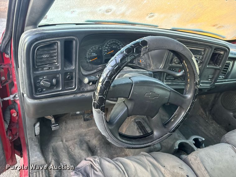 image for item MT9022 2004 Chevrolet Silverado 1500 pickup truck