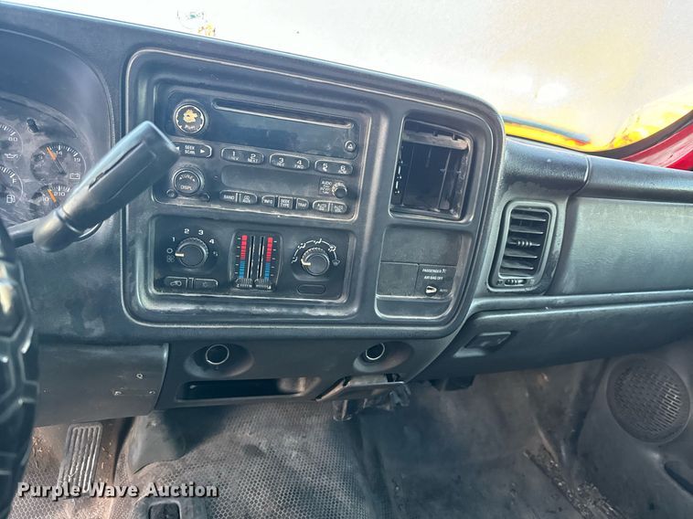 image for item MT9022 2004 Chevrolet Silverado 1500 pickup truck