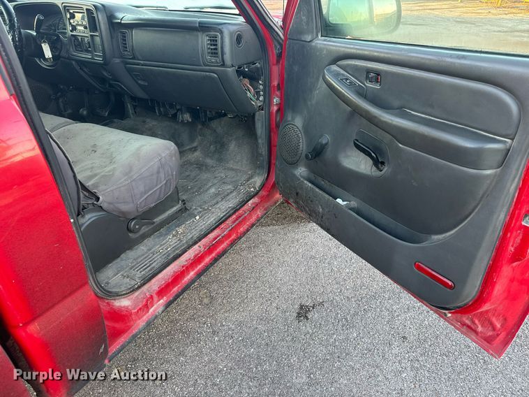 image for item MT9022 2004 Chevrolet Silverado 1500 pickup truck