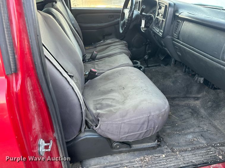 image for item MT9022 2004 Chevrolet Silverado 1500 pickup truck