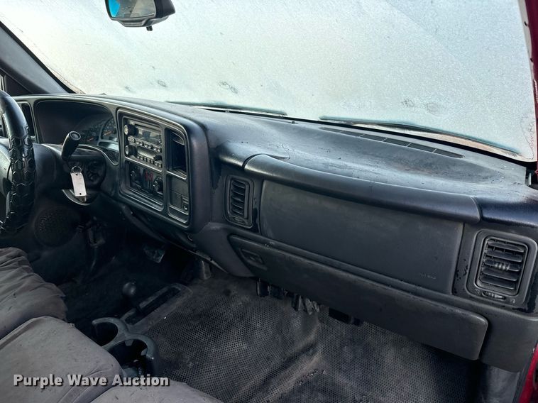 image for item MT9022 2004 Chevrolet Silverado 1500 pickup truck