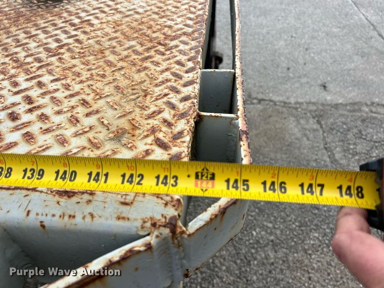 image for item NJ9564 1999 Ford F450 Super Duty XL flatbed truck