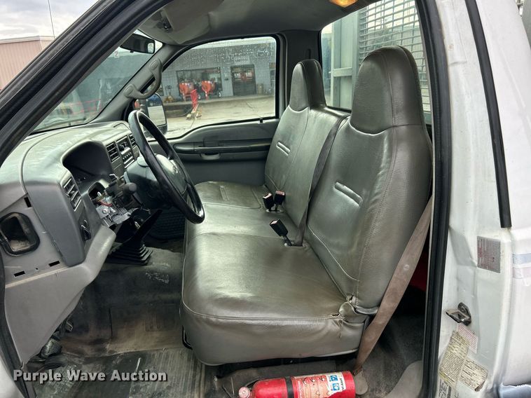 image for item NJ9564 1999 Ford F450 Super Duty XL flatbed truck