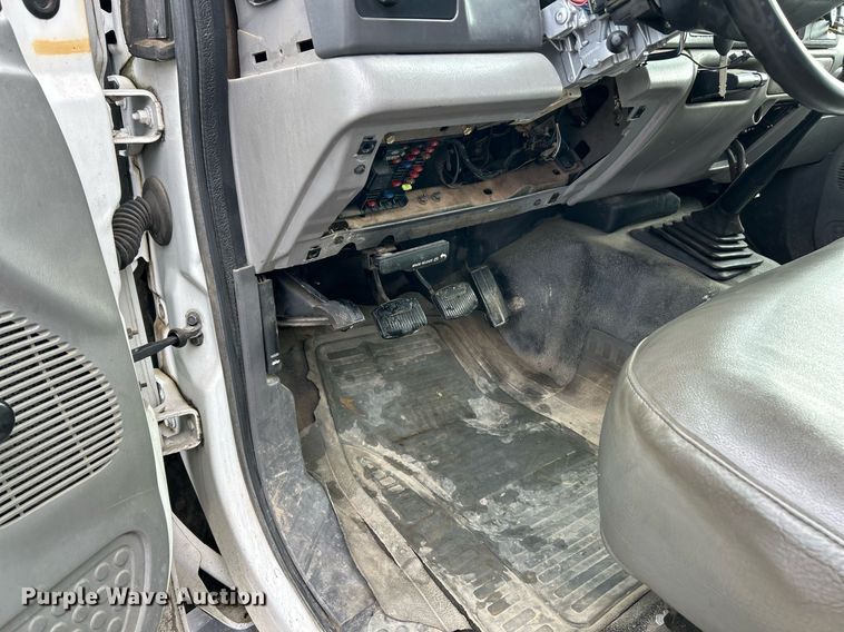 image for item NJ9564 1999 Ford F450 Super Duty XL flatbed truck