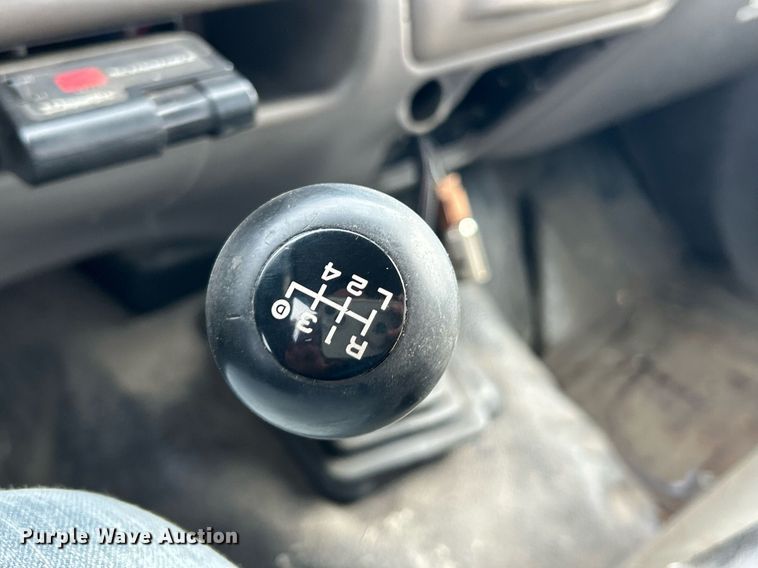 image for item NJ9564 1999 Ford F450 Super Duty XL flatbed truck