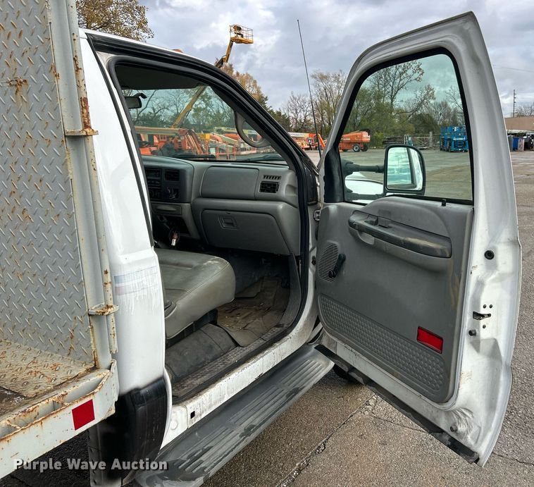 image for item NJ9564 1999 Ford F450 Super Duty XL flatbed truck