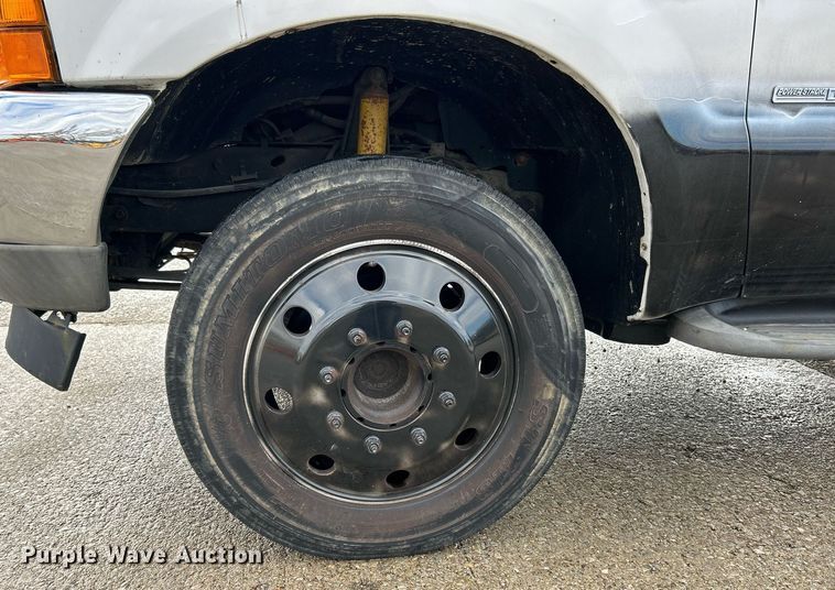 image for item NJ9564 1999 Ford F450 Super Duty XL flatbed truck