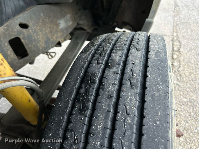 image for item NJ9564 1999 Ford F450 Super Duty XL flatbed truck