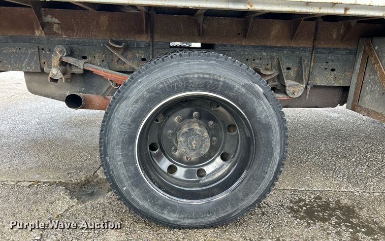 image for item NJ9564 1999 Ford F450 Super Duty XL flatbed truck