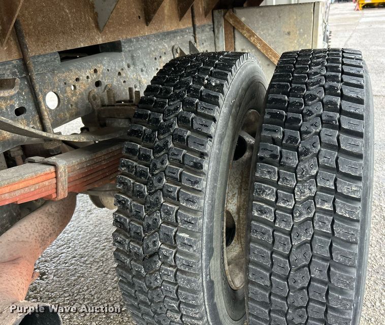 image for item NJ9564 1999 Ford F450 Super Duty XL flatbed truck