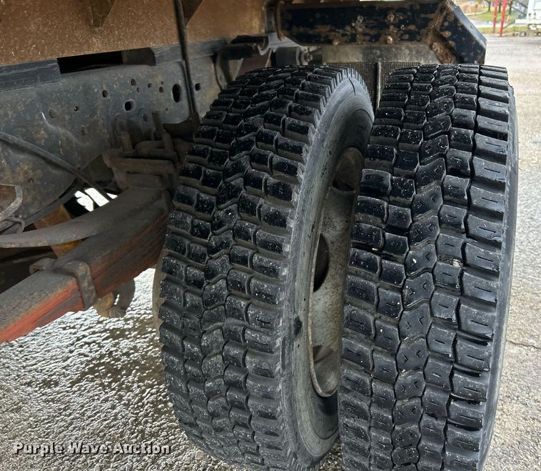 image for item NJ9564 1999 Ford F450 Super Duty XL flatbed truck