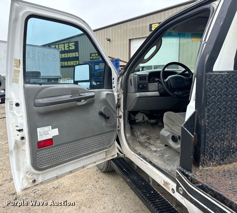 image for item OF9963 2004 Ford F550 Super Duty XL flatbed truck