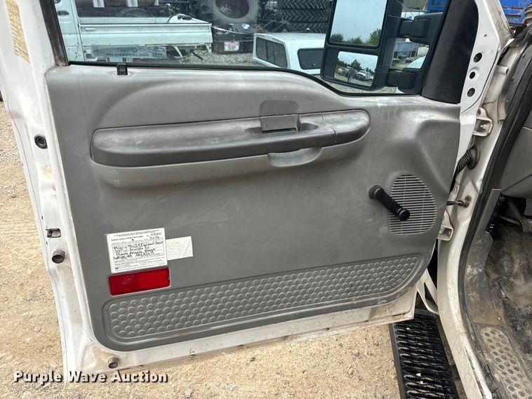 image for item OF9963 2004 Ford F550 Super Duty XL flatbed truck