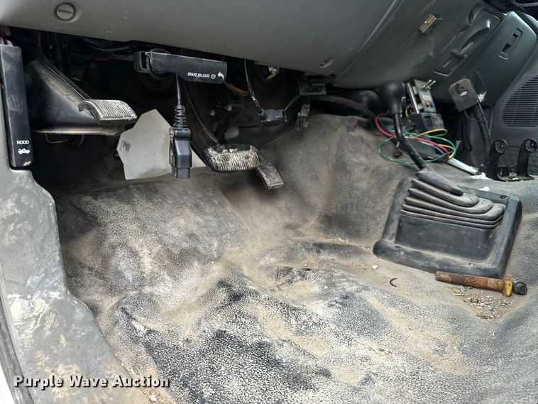 image for item OF9963 2004 Ford F550 Super Duty XL flatbed truck