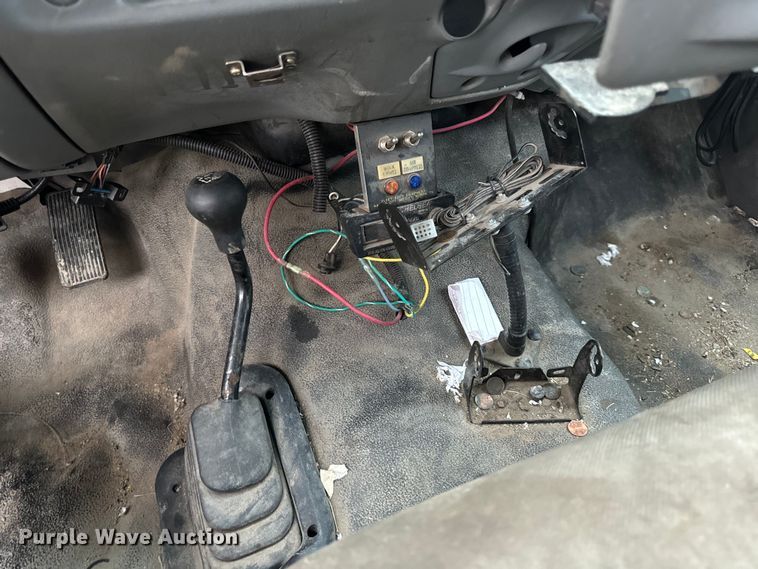 image for item OF9963 2004 Ford F550 Super Duty XL flatbed truck