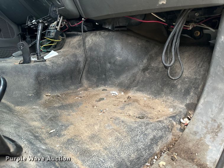 image for item OF9963 2004 Ford F550 Super Duty XL flatbed truck