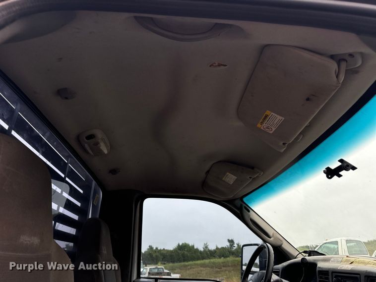 image for item OF9963 2004 Ford F550 Super Duty XL flatbed truck