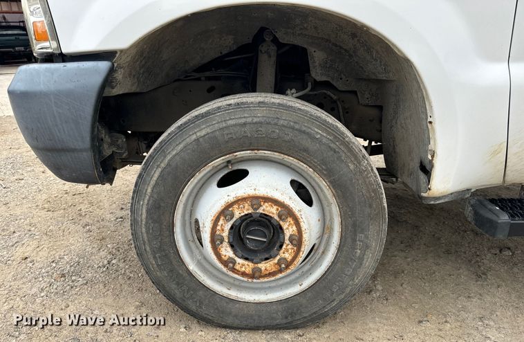 image for item OF9963 2004 Ford F550 Super Duty XL flatbed truck