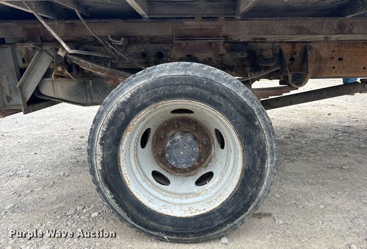 image for item OF9963 2004 Ford F550 Super Duty XL flatbed truck