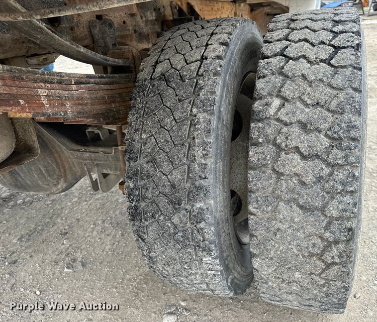 image for item OF9963 2004 Ford F550 Super Duty XL flatbed truck