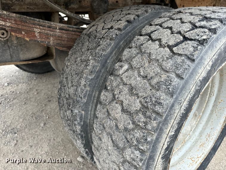 image for item OF9963 2004 Ford F550 Super Duty XL flatbed truck