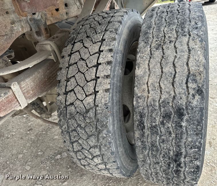 image for item OF9963 2004 Ford F550 Super Duty XL flatbed truck