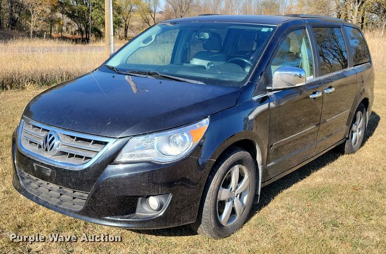 image for item OH9361 2011 Volkswagen Routan SEL van
