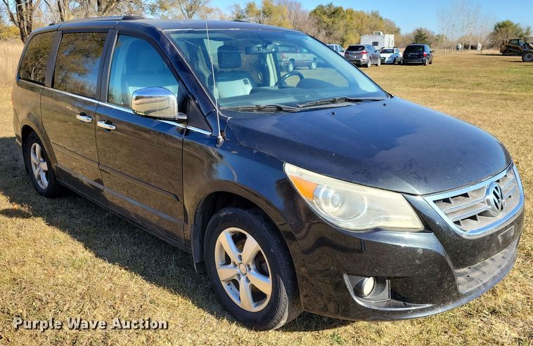 image for item OH9361 2011 Volkswagen Routan SEL van