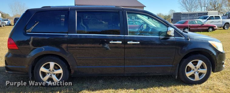 image for item OH9361 2011 Volkswagen Routan SEL van