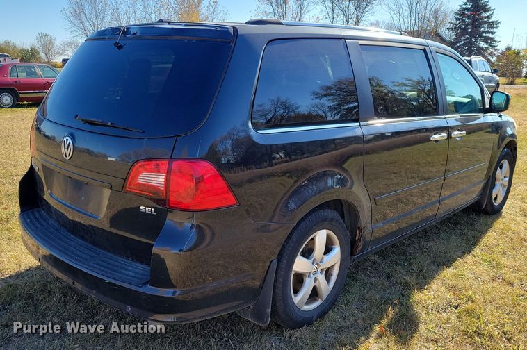 image for item OH9361 2011 Volkswagen Routan SEL van