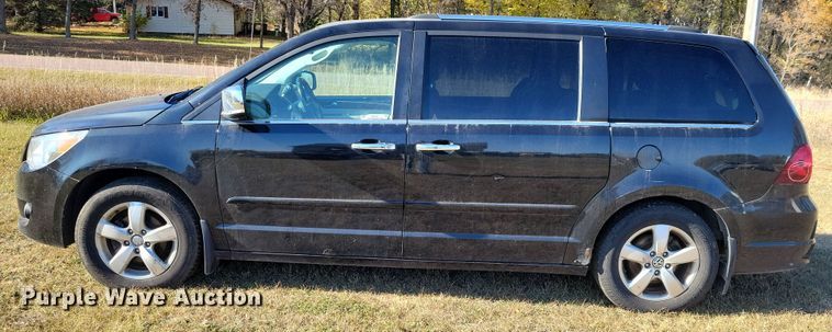 image for item OH9361 2011 Volkswagen Routan SEL van