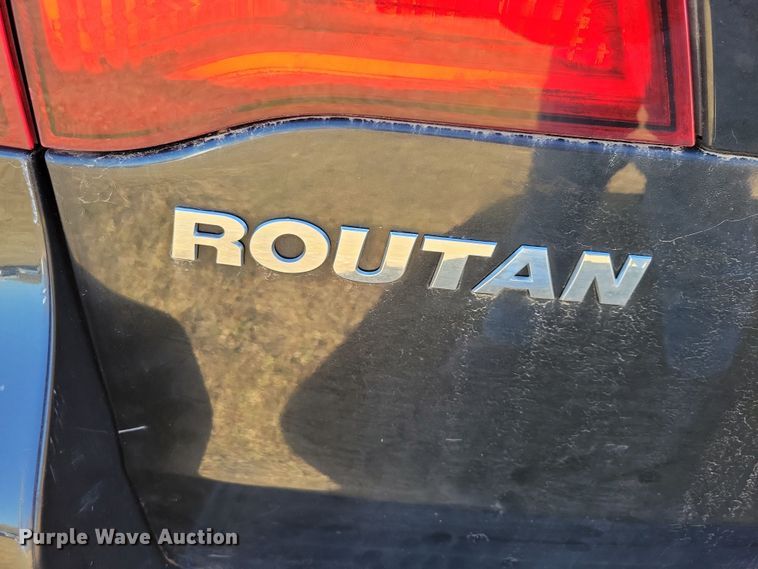 image for item OH9361 2011 Volkswagen Routan SEL van