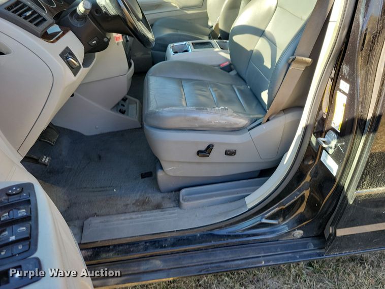 image for item OH9361 2011 Volkswagen Routan SEL van