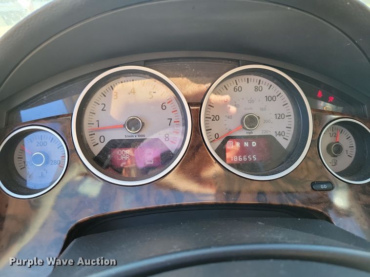 image for item OH9361 2011 Volkswagen Routan SEL van